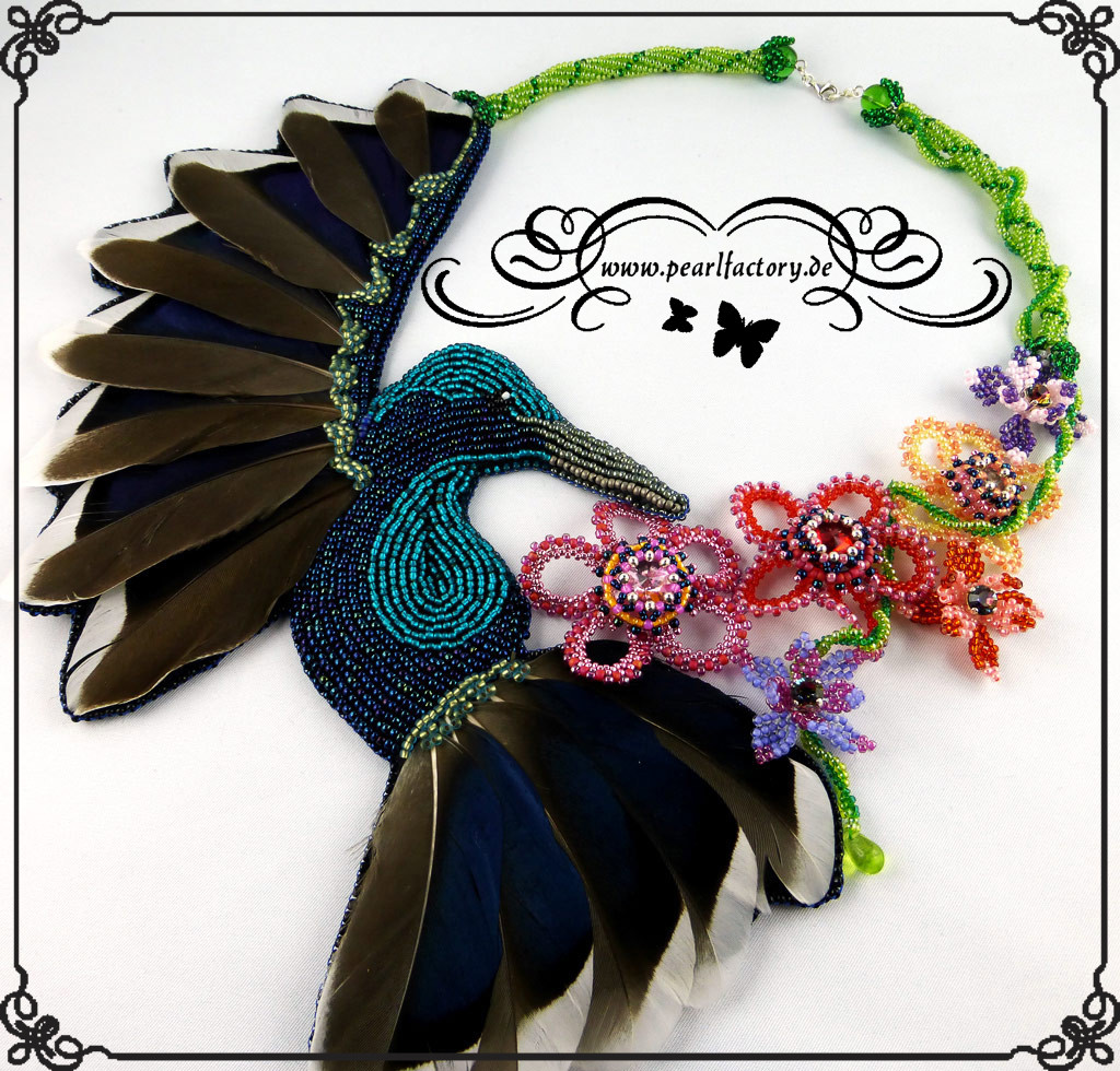 Hummingbird-collier-kette-Bead_Embroidery-BeadEmbroidery-Pearlfactory-2a